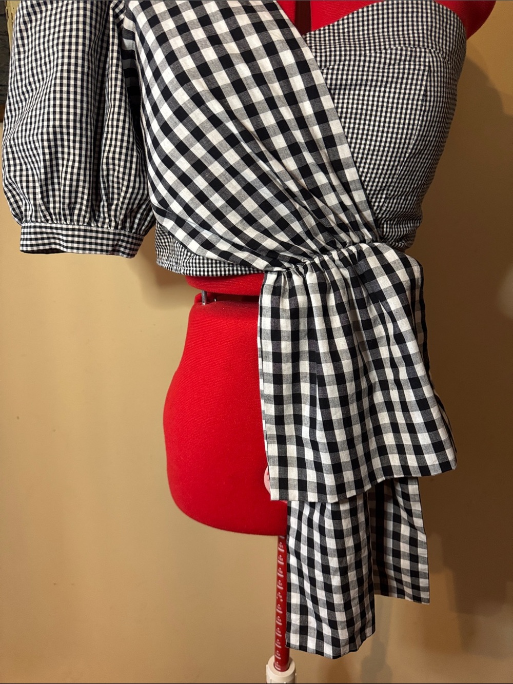 La’ Ros Black and White Gingham One-Shoulder Asymmetrical Draped Puff Sleeve Top - Picture 6 of 15